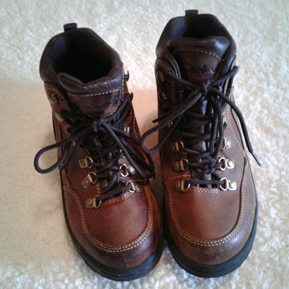 🌺 Near New Boys Thom McAn Leather Boots